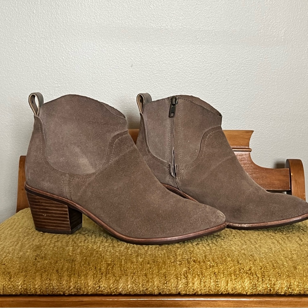 UGG Suede Leather Bootie
Size 9
Tan
Zipper